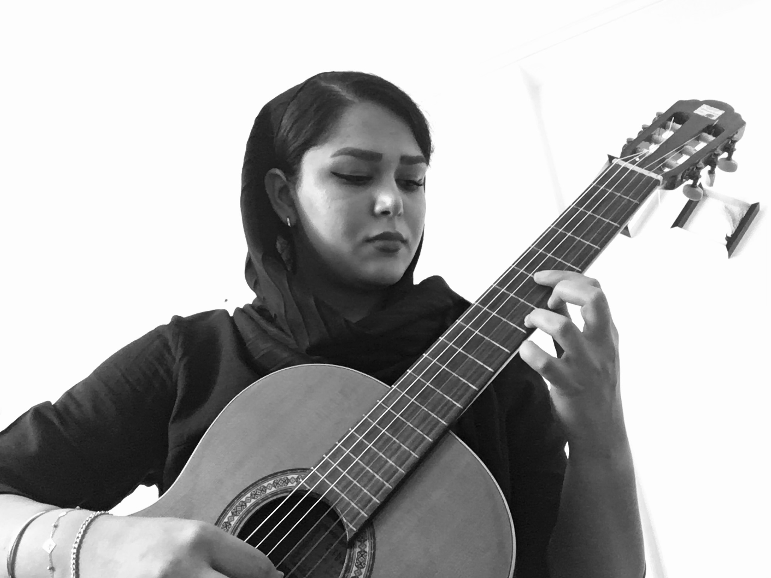 کلاس گیتار کلاسیک خانم آذر صالحی